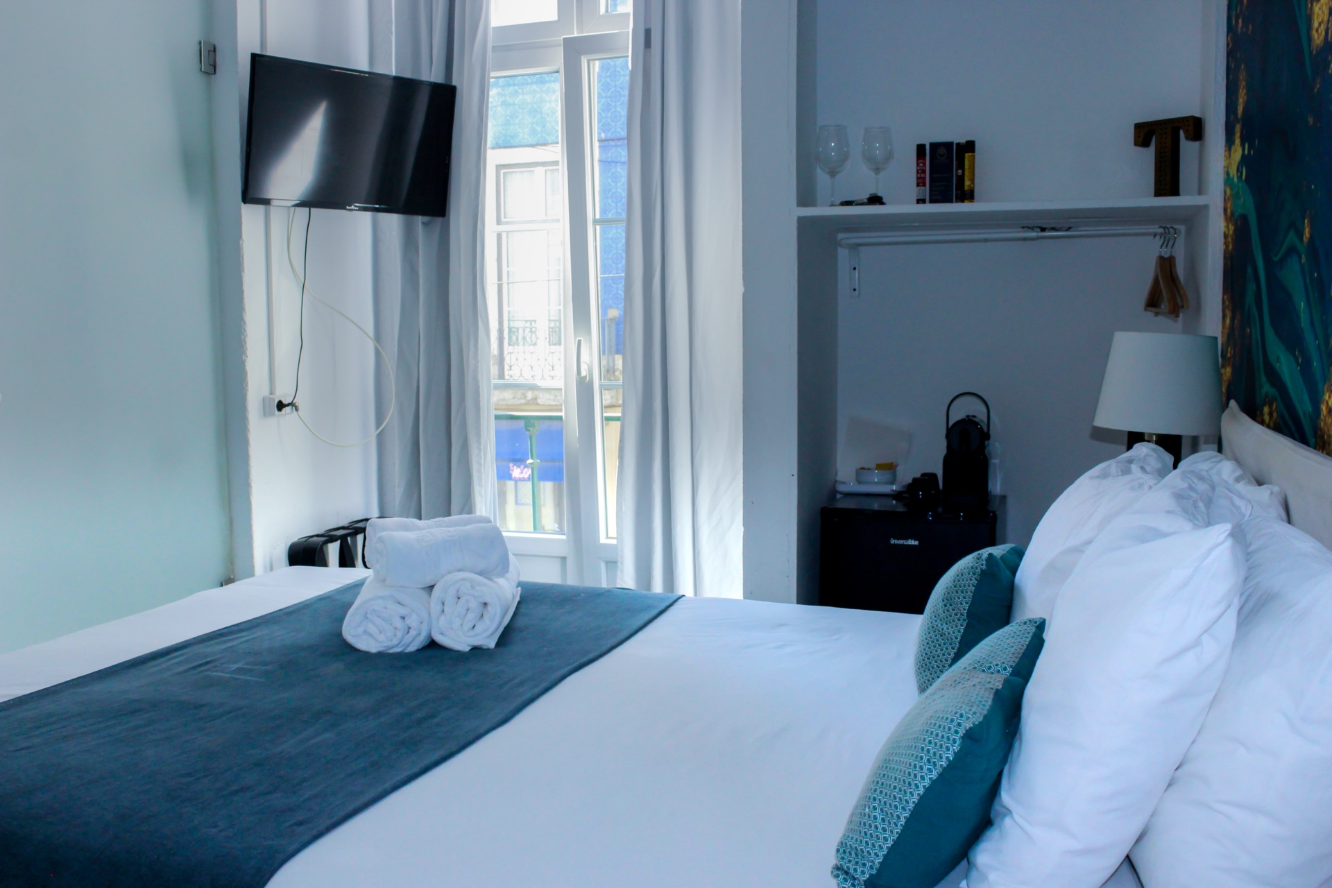 Cozy Suite with Balcony in Baixa